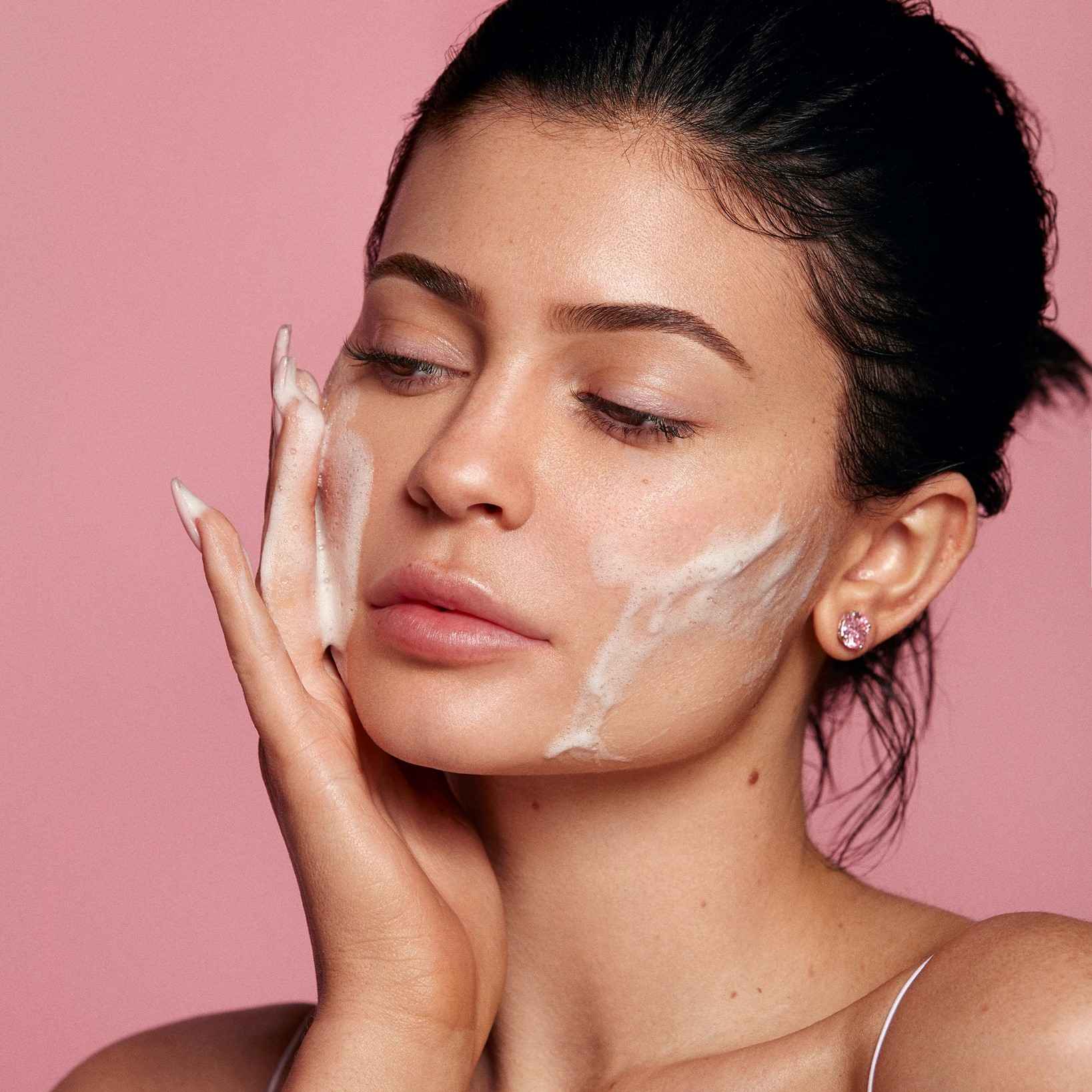 Лиза Корнеева две недели пользовалась средствами линейки Kylie Skin, которую Кайли Дженнер выпустила как будто специально для нее Совпали ли ожидания с реальностью