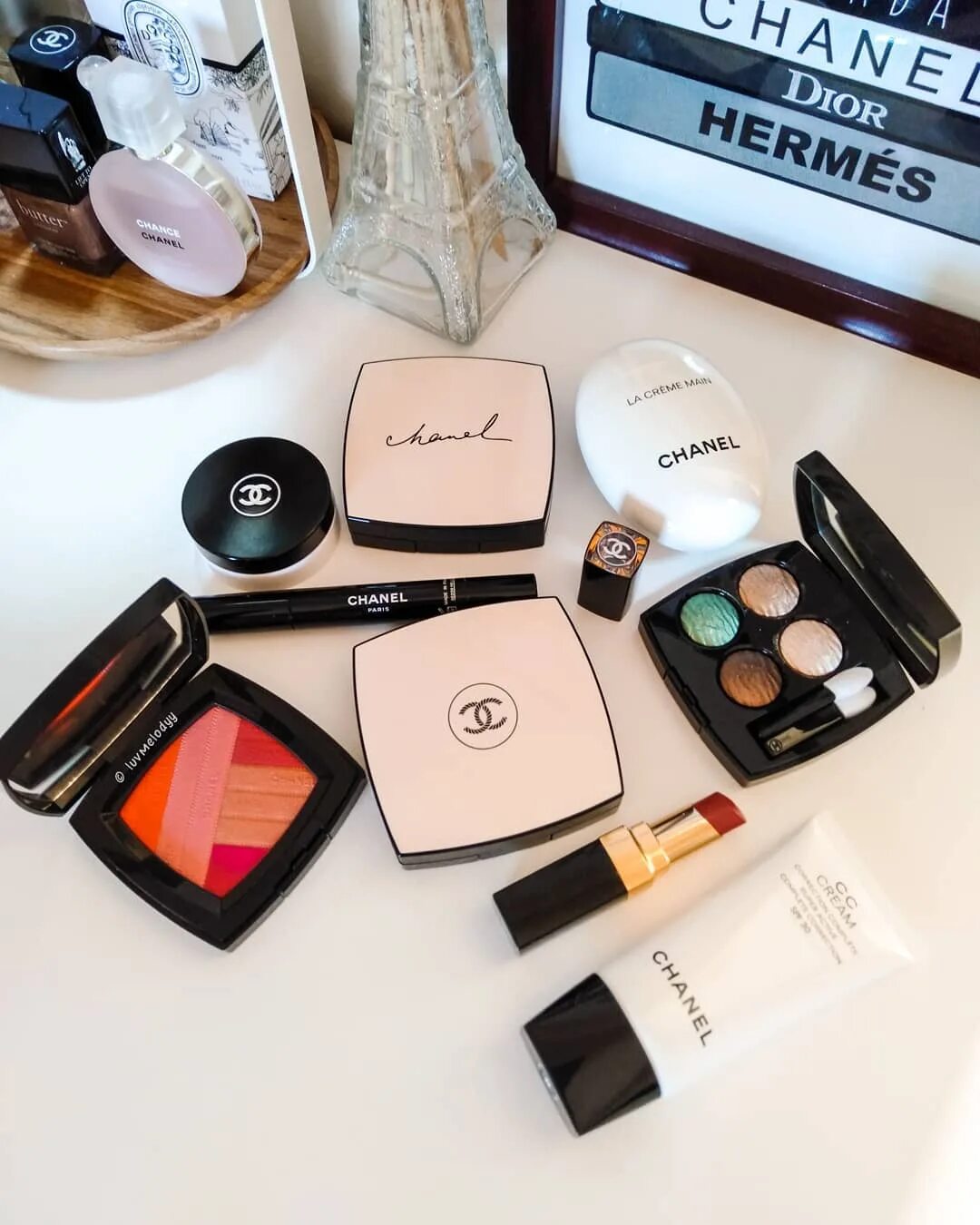 Разбираем коллекцию Les Beiges, Chanel и выясняем, в чем ее главное отличие от ле бежей прошлых сезонов Каждый год в конце весны Chanel выпускают коллекцию,