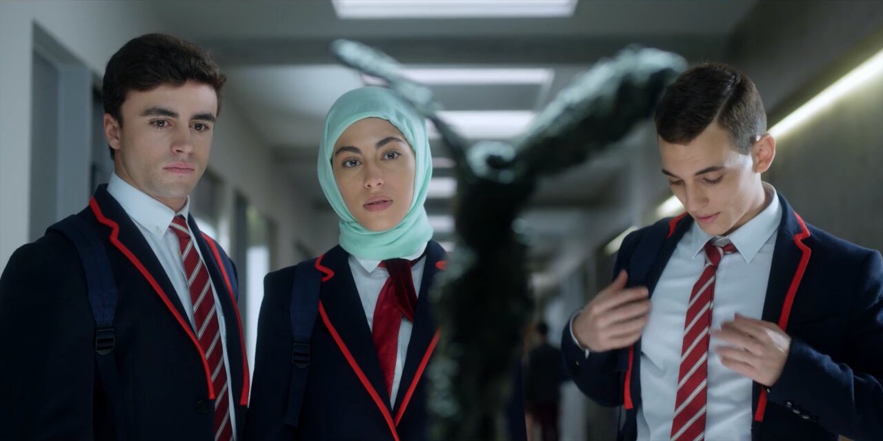 Испанская страсть в тренде: разбираем стиль испанок на примере сериала «элита»