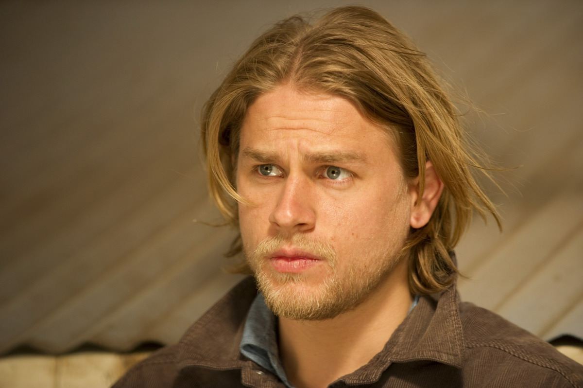 12 astounding charlie hunnam haircuts to look fabulous in 2024